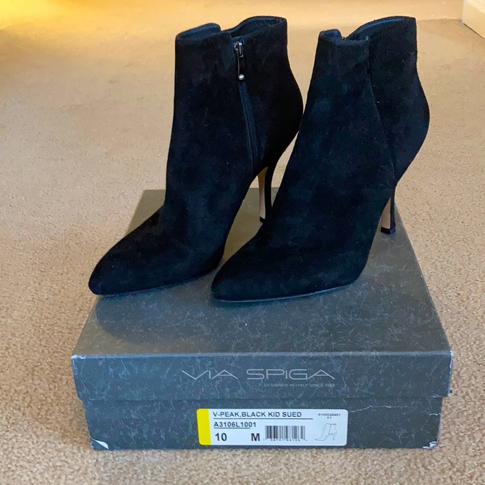 Via Spiga, V Peak black suede booties size 10M